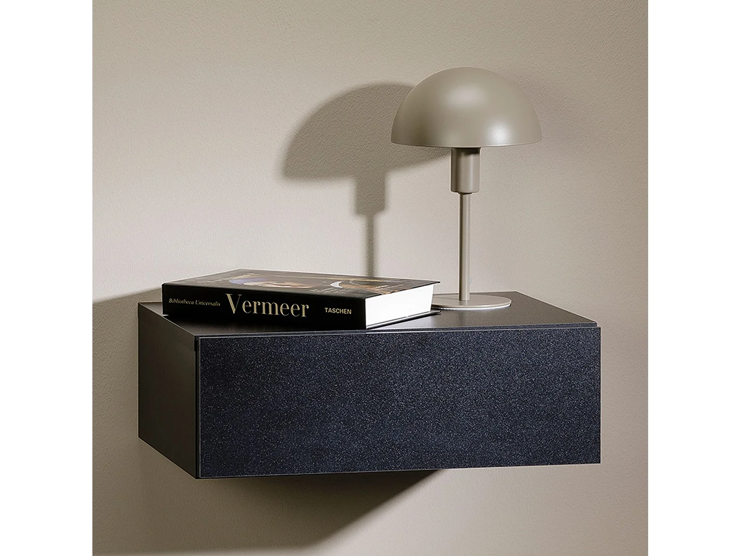 Chevet suspendu OCEANE, étagère murale avec 1 tiroir sans poignée, en bois noir mat