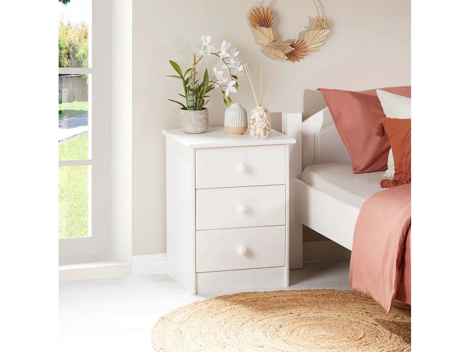 Table de chevet RONDO table de nuit avec 3 tiroirs en pin massif lasuré blanc