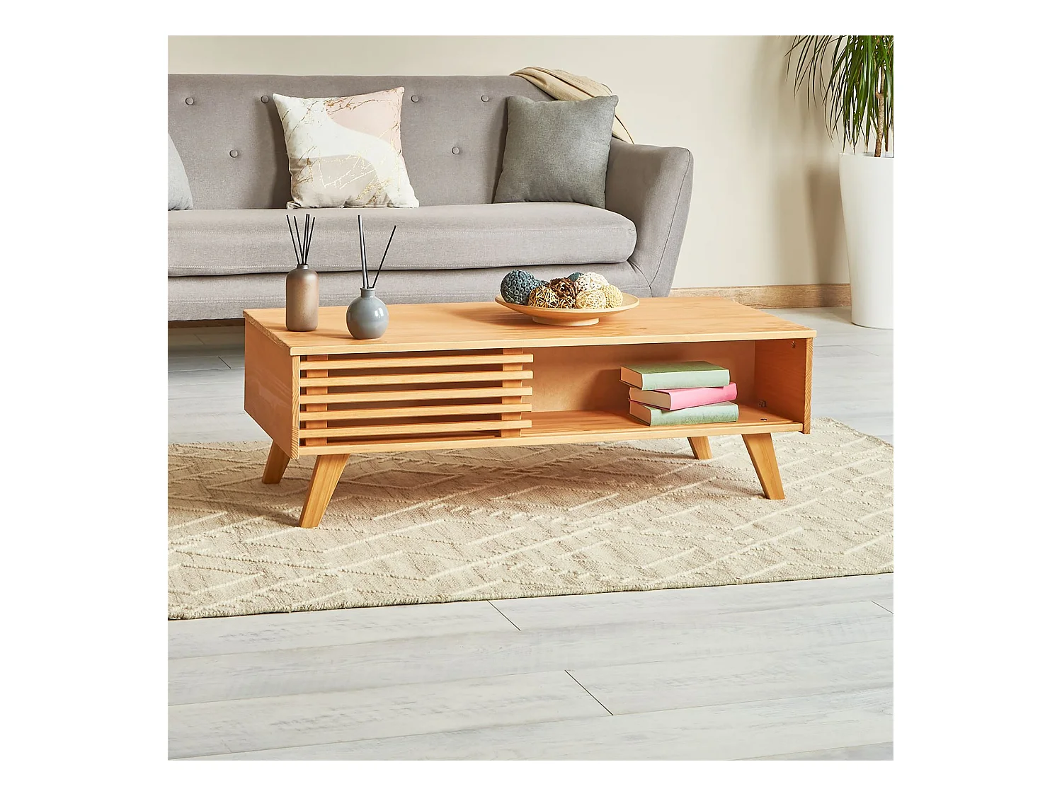 Table basse SEAN table de salon rectangulaire design vintage, avec 4 niches et des portes coulissantes ajourées, en pin teinté/ciré