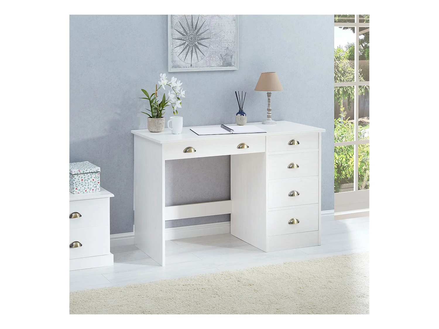 Bureau LANA avec rangement 5 tiroirs et poignées en forme de coquille, en pin massif lasuré blanc