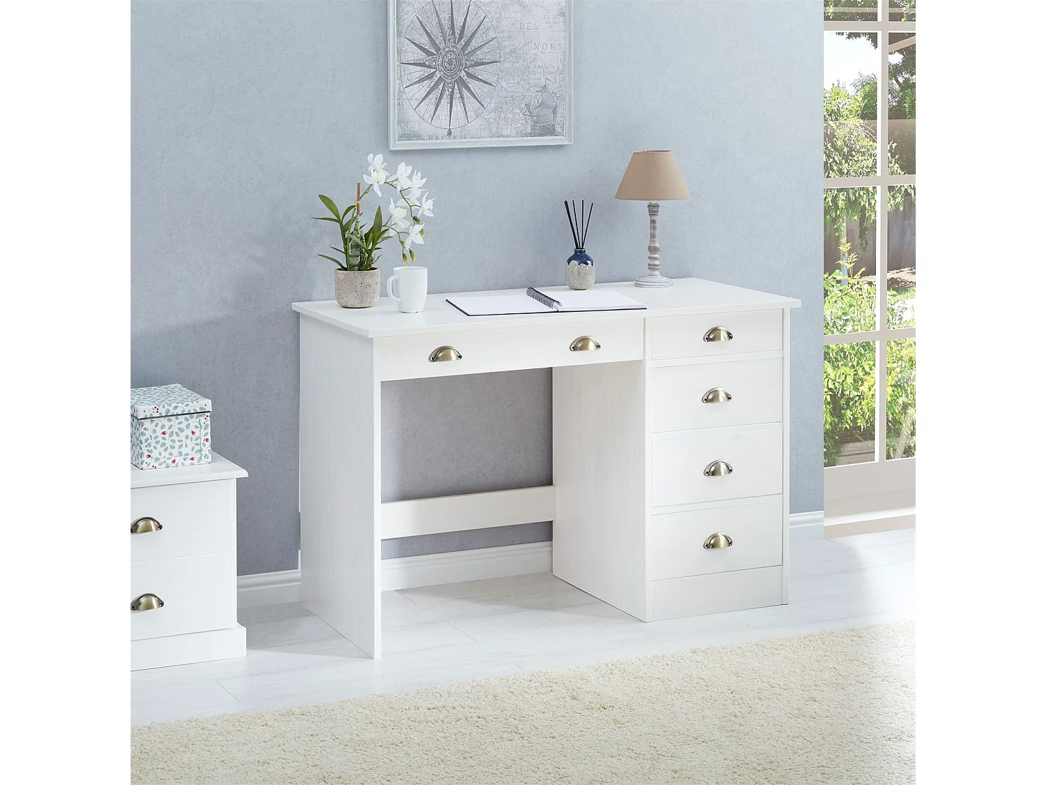 Bureau LANA avec rangement 5 tiroirs et poignées en forme de coquille, en pin massif lasuré blanc