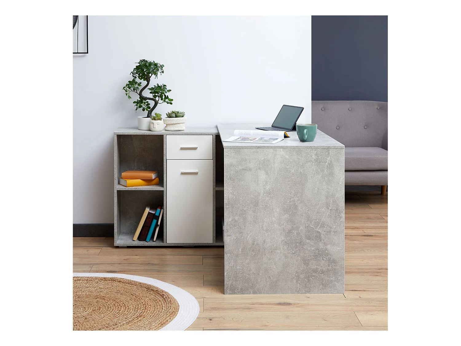 Bureau d'angle CARMEN avec meuble de rangement intégré 4 étagères 1 porte et 1 tiroir, décor béton et blanc mat