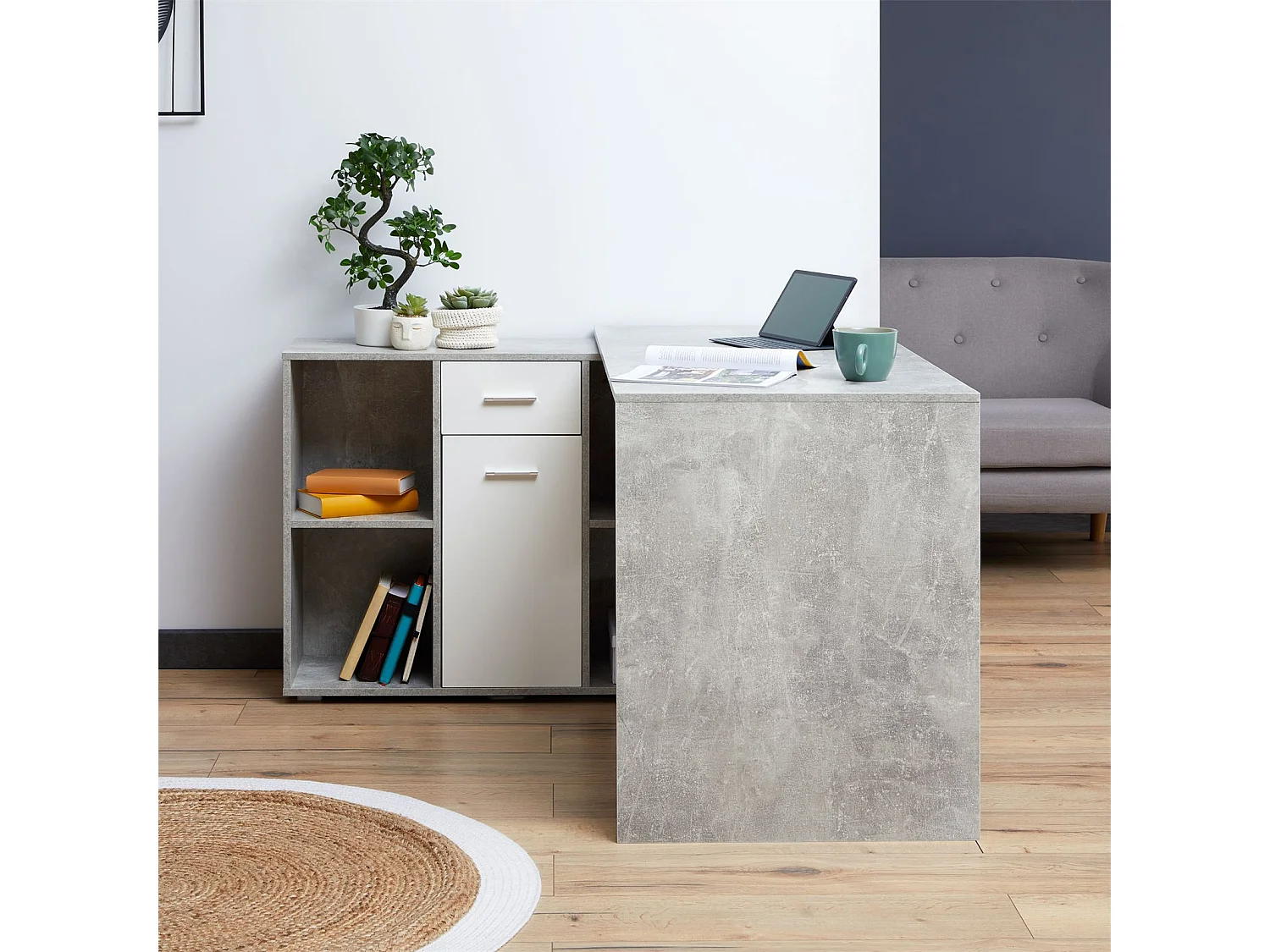 Bureau d'angle CARMEN avec meuble de rangement intégré 4 étagères 1 porte et 1 tiroir, décor béton et blanc mat