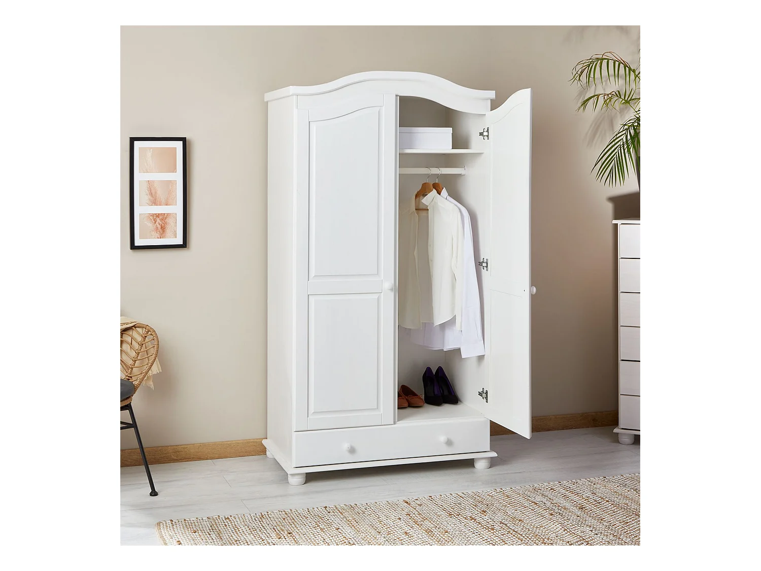 Armoire BERGEN dressing pour vêtements avec 2 portes penderie 1 tringle et 1 étagère et 1 tiroir, en pin massif lasuré blanc
