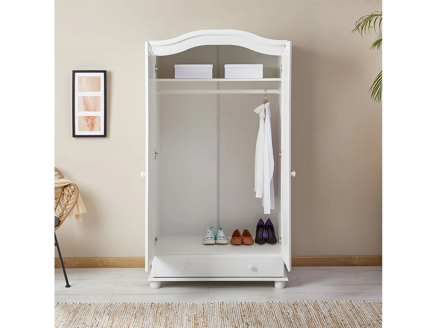 Armoire BERGEN dressing pour vêtements avec 2 portes penderie 1 tringle et 1 étagère et 1 tiroir, en pin massif lasuré blanc