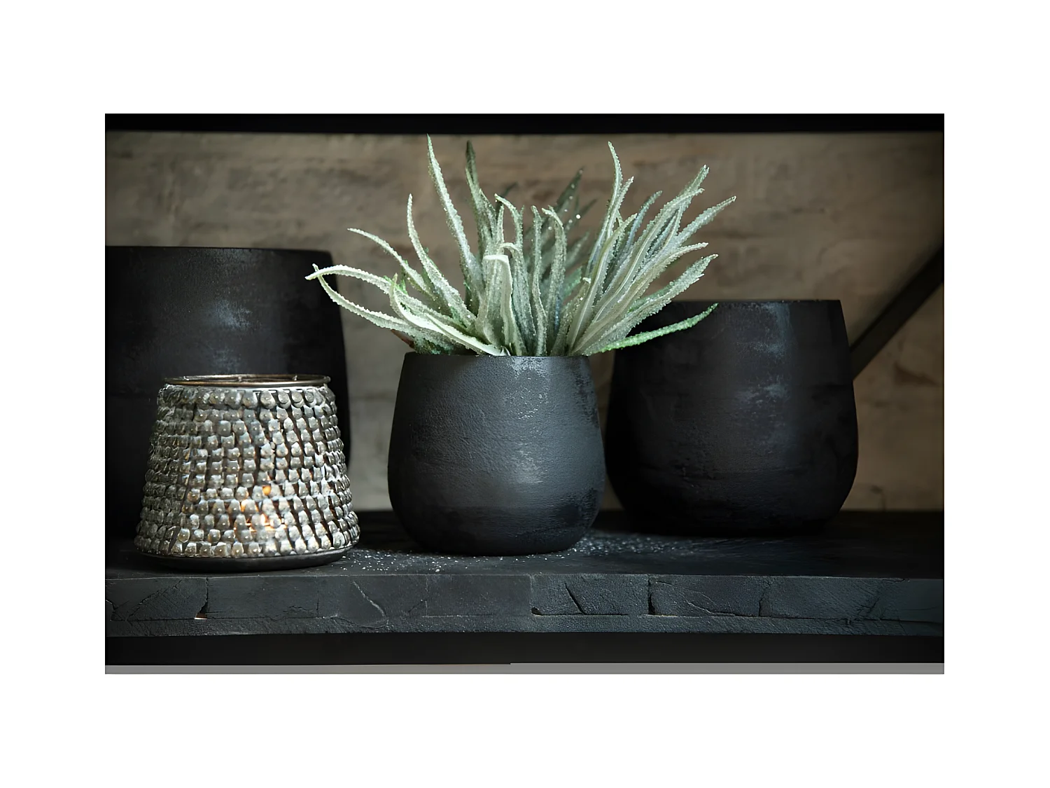 Macetero irregular de cerámica rugosa negra de 16.5x14cm