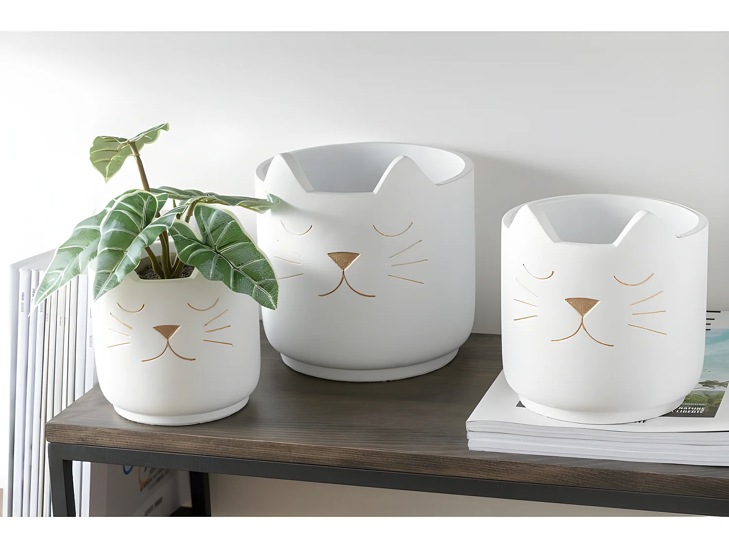 Macetero de cemento blanco con cabeza de gato dorado de 19 cm de altura