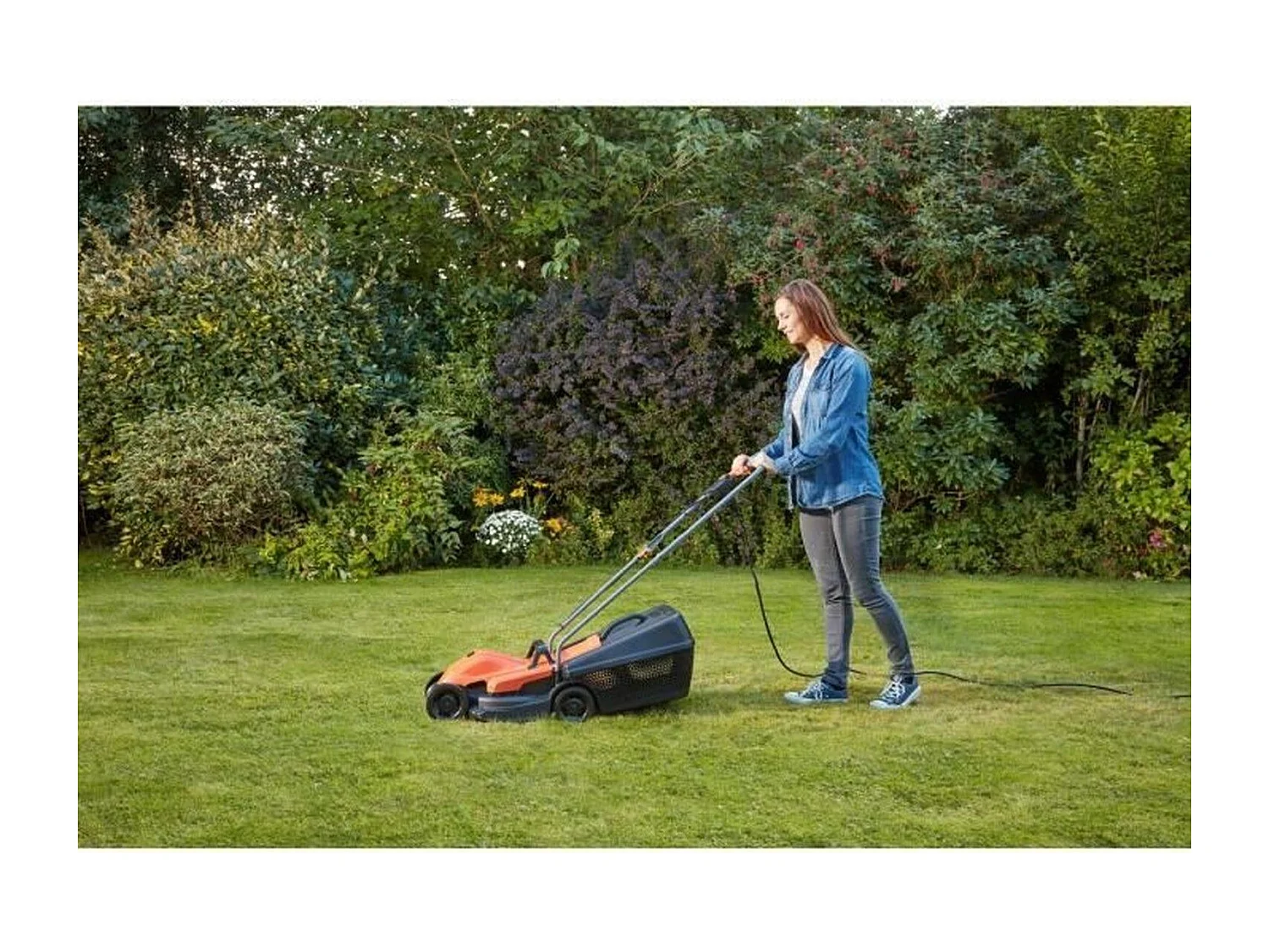 BLACK + DECKER Tondeuse  32cm 1200W BEMW451