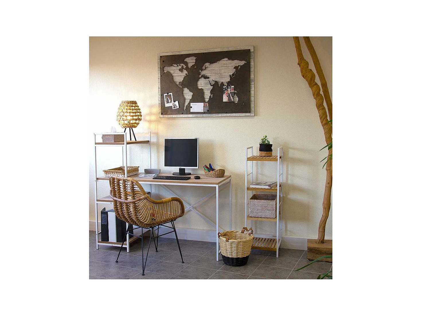 Wandregal aus Metall und durchbrochenem Bambus