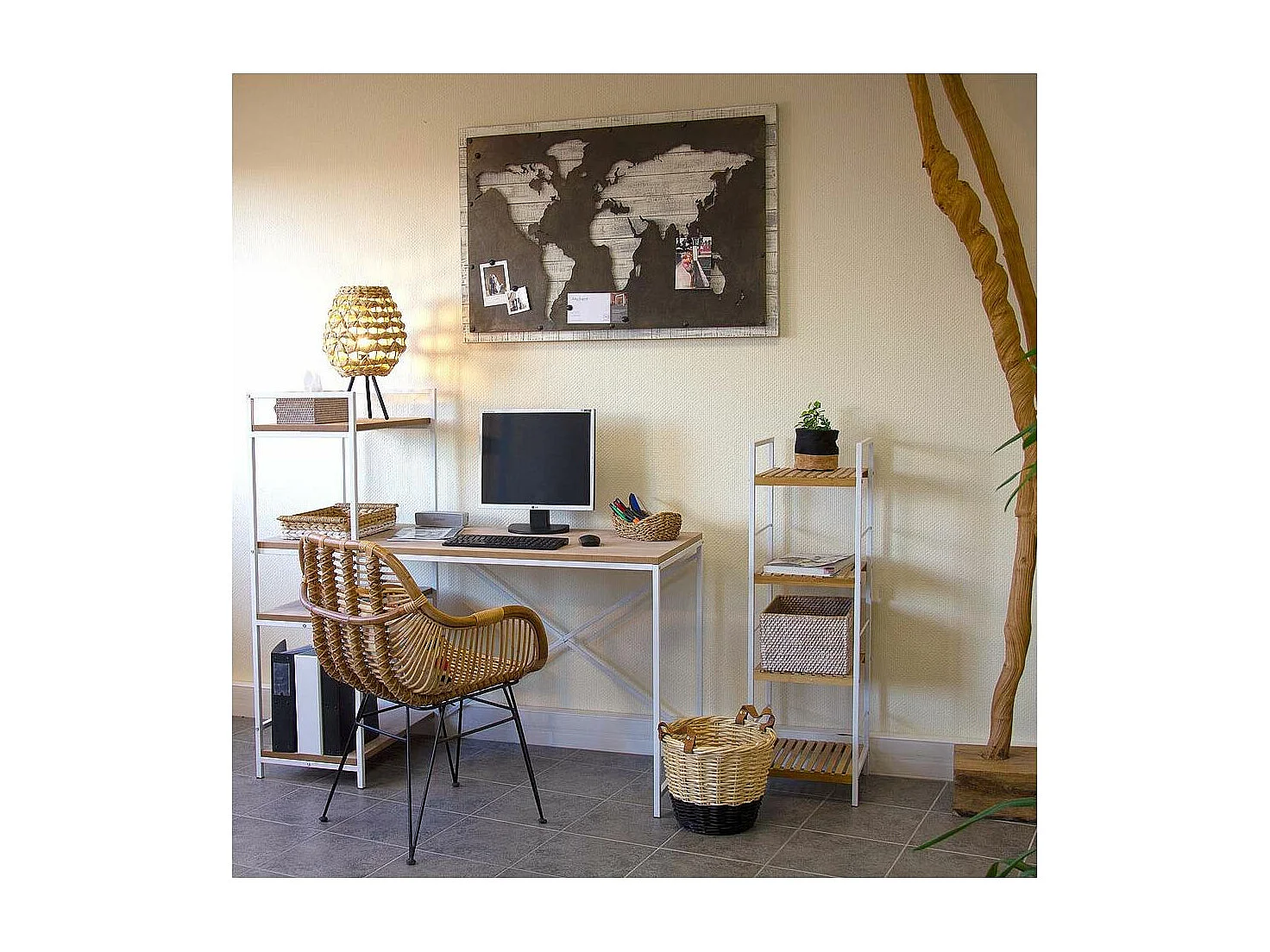 Wandregal aus Metall und durchbrochenem Bambus