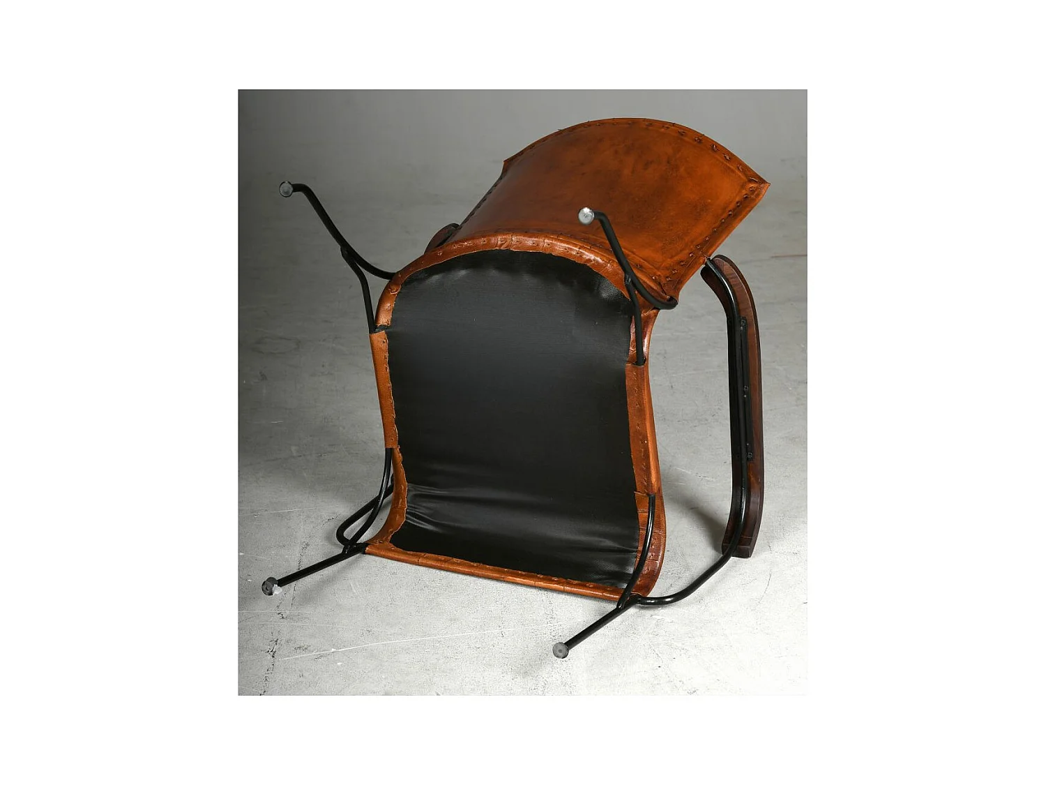 Fauteuil en cuir de buffle, métal et bois verni