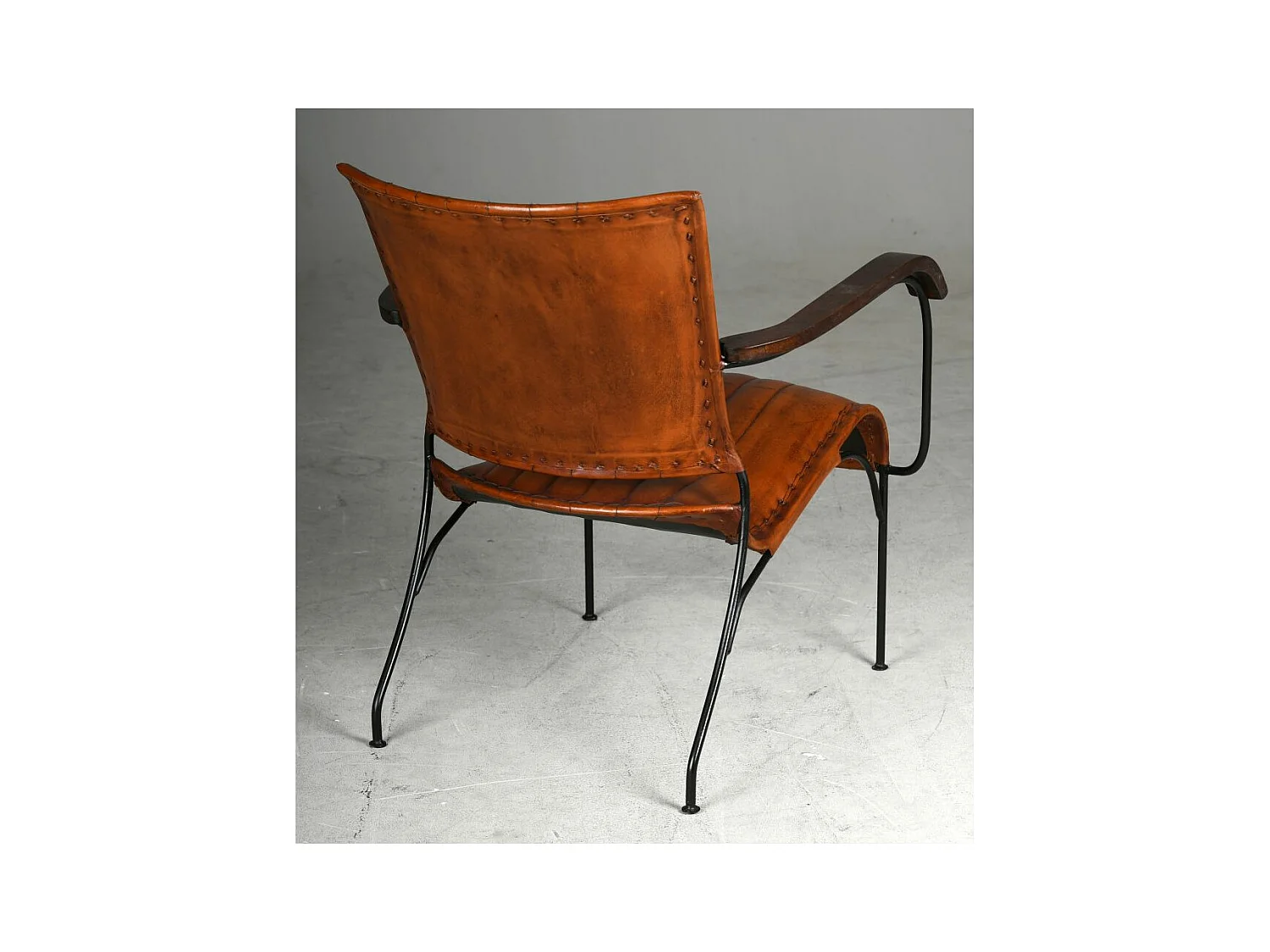 Fauteuil en cuir de buffle, métal et bois verni