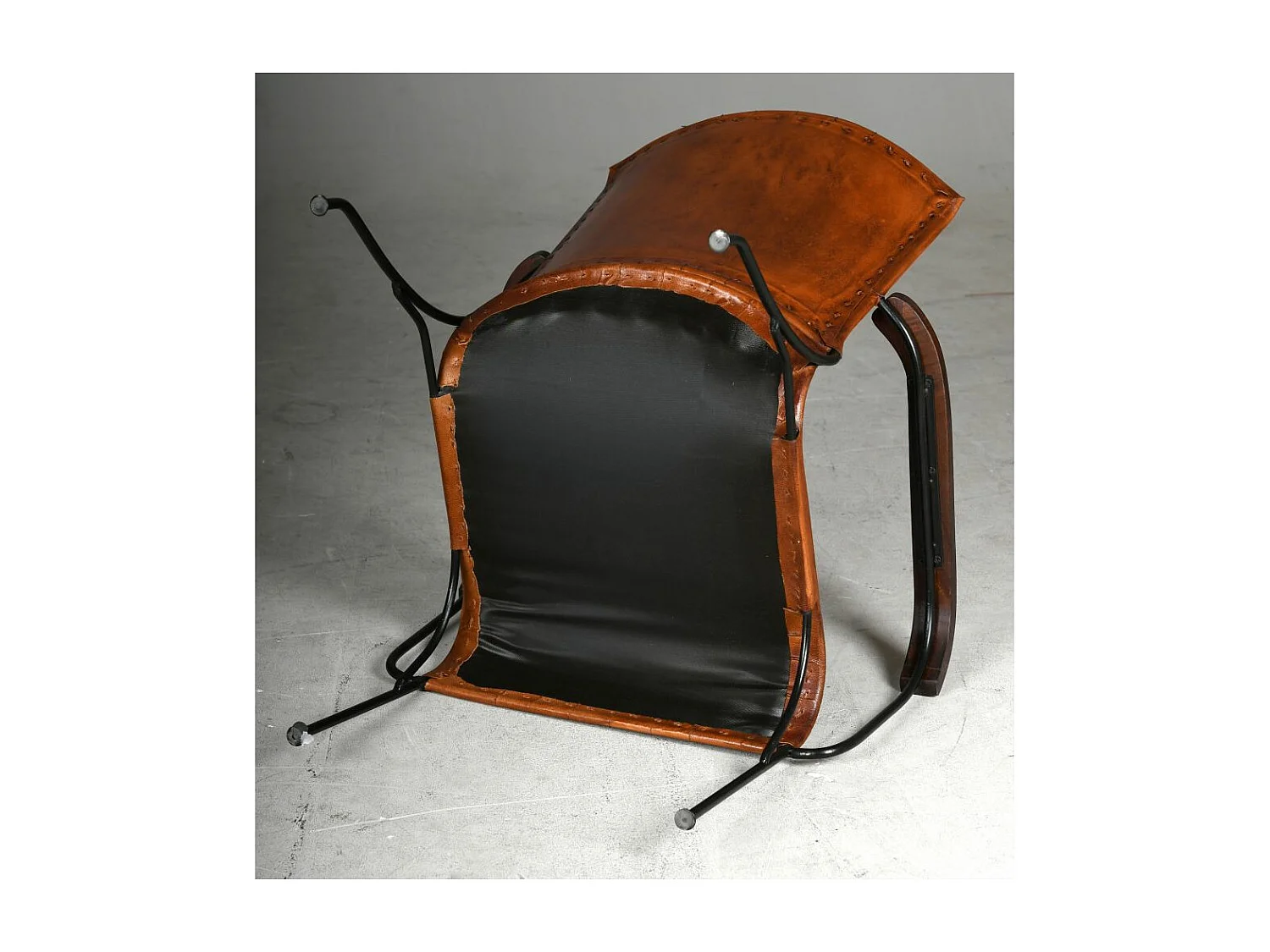 Fauteuil en cuir de buffle, métal et bois verni