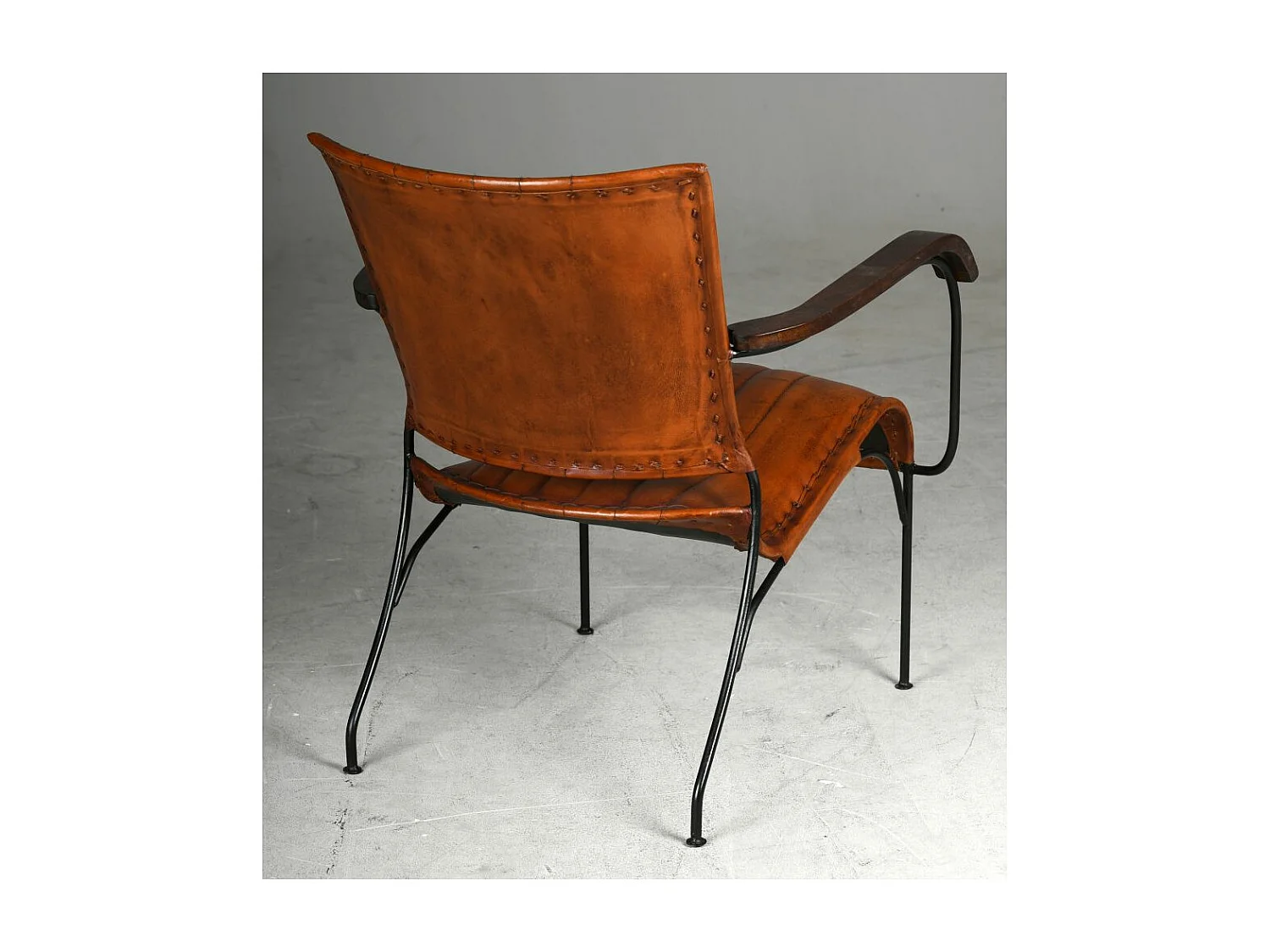 Fauteuil en cuir de buffle, métal et bois verni