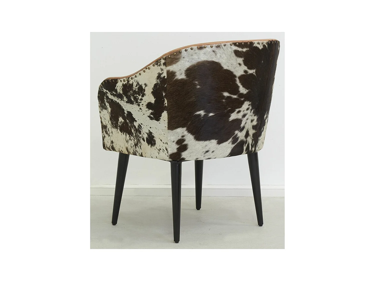 Fauteuil en cuir camel et peau de vache