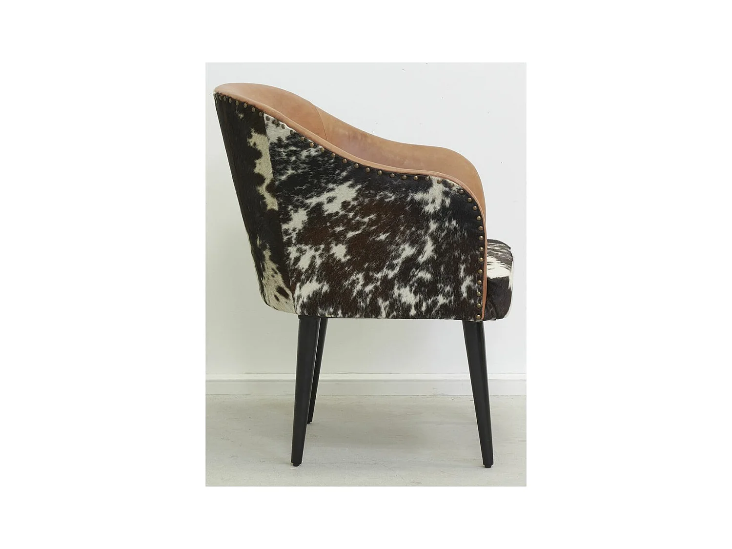 Fauteuil en cuir camel et peau de vache