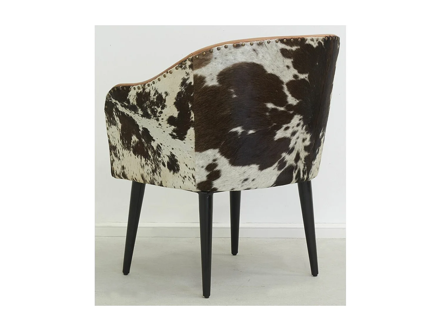 Fauteuil en cuir camel et peau de vache