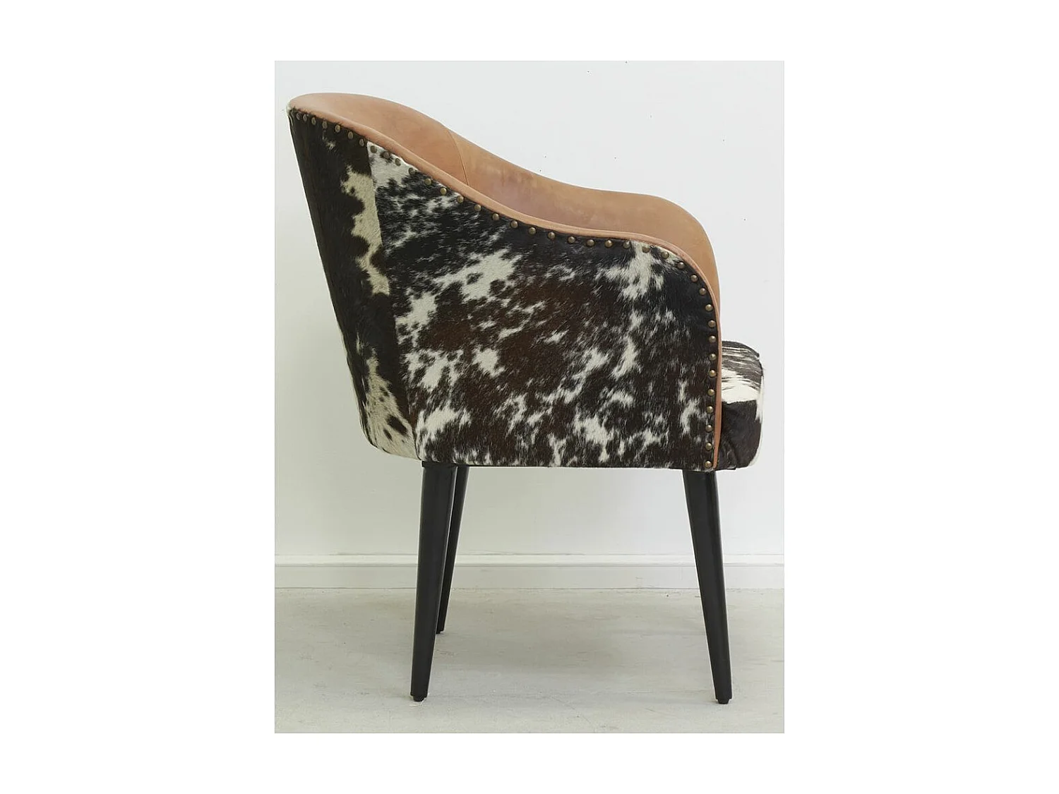 Fauteuil en cuir camel et peau de vache