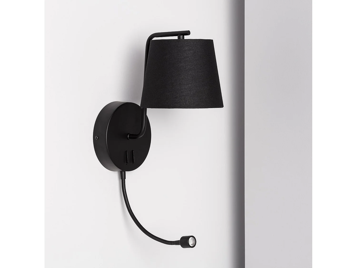 Lámpara de Pared de Metal con Flexo LED de Lectura Kuomba