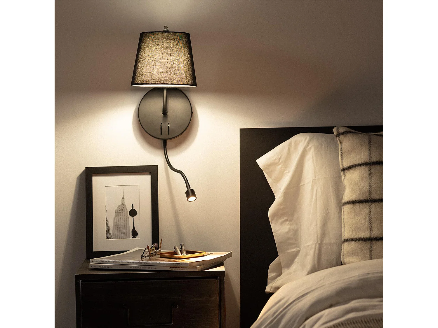 Lámpara de Pared de Metal con Flexo LED de Lectura Kuomba