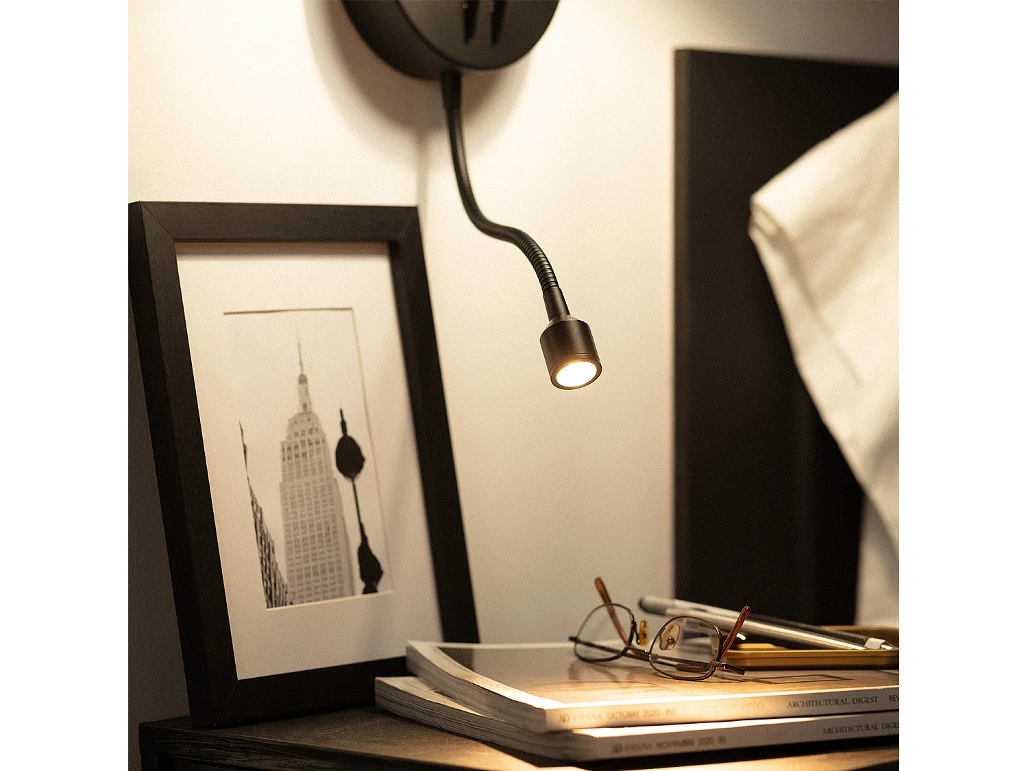 Lámpara de Pared de Metal con Flexo LED de Lectura Kuomba