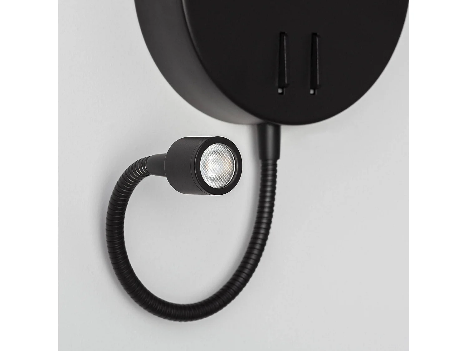 Lámpara de Pared de Metal con Flexo LED de Lectura Kuomba