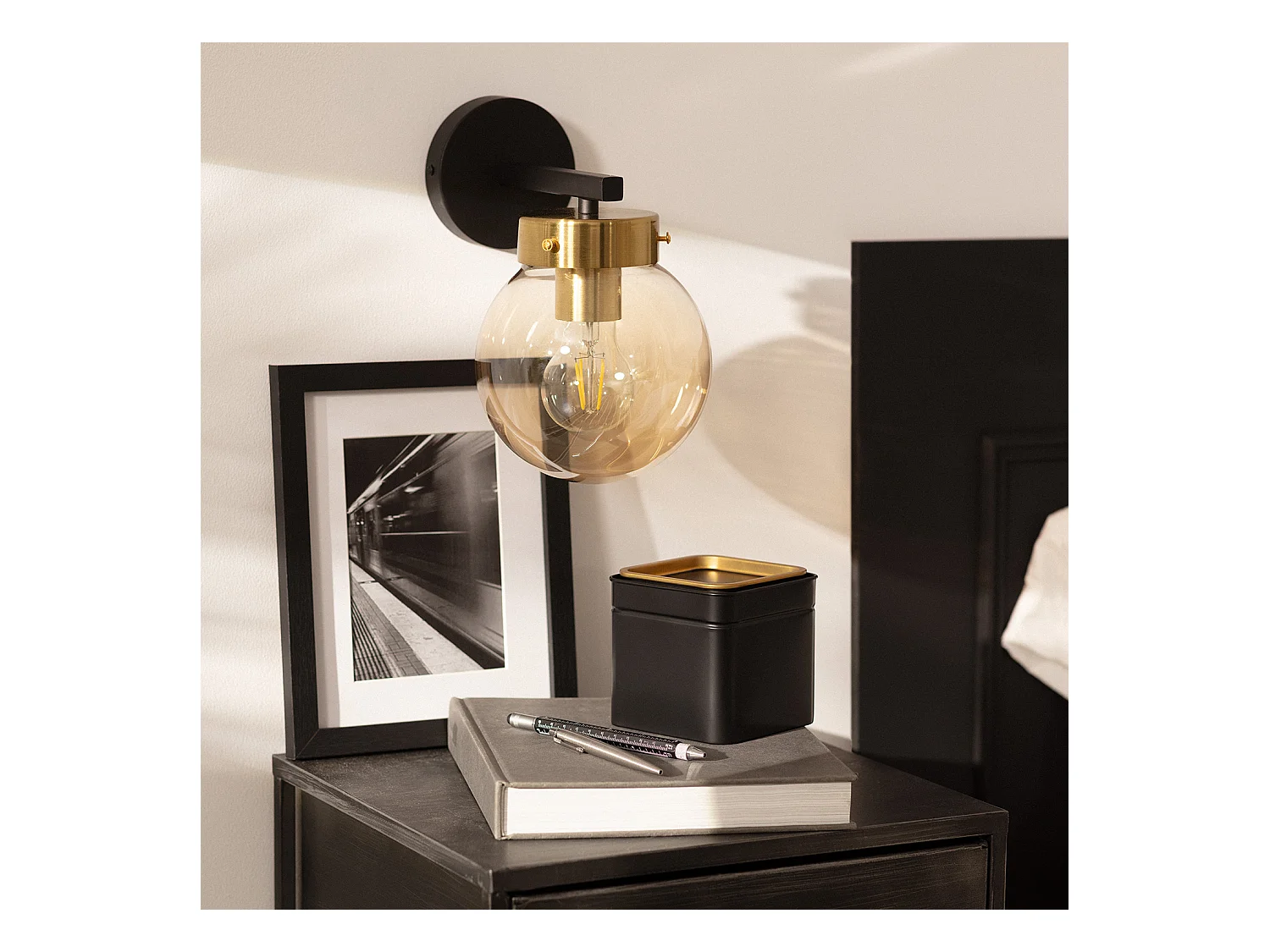 Lámpara de Pared de Metal y Cristal Cawu Negro