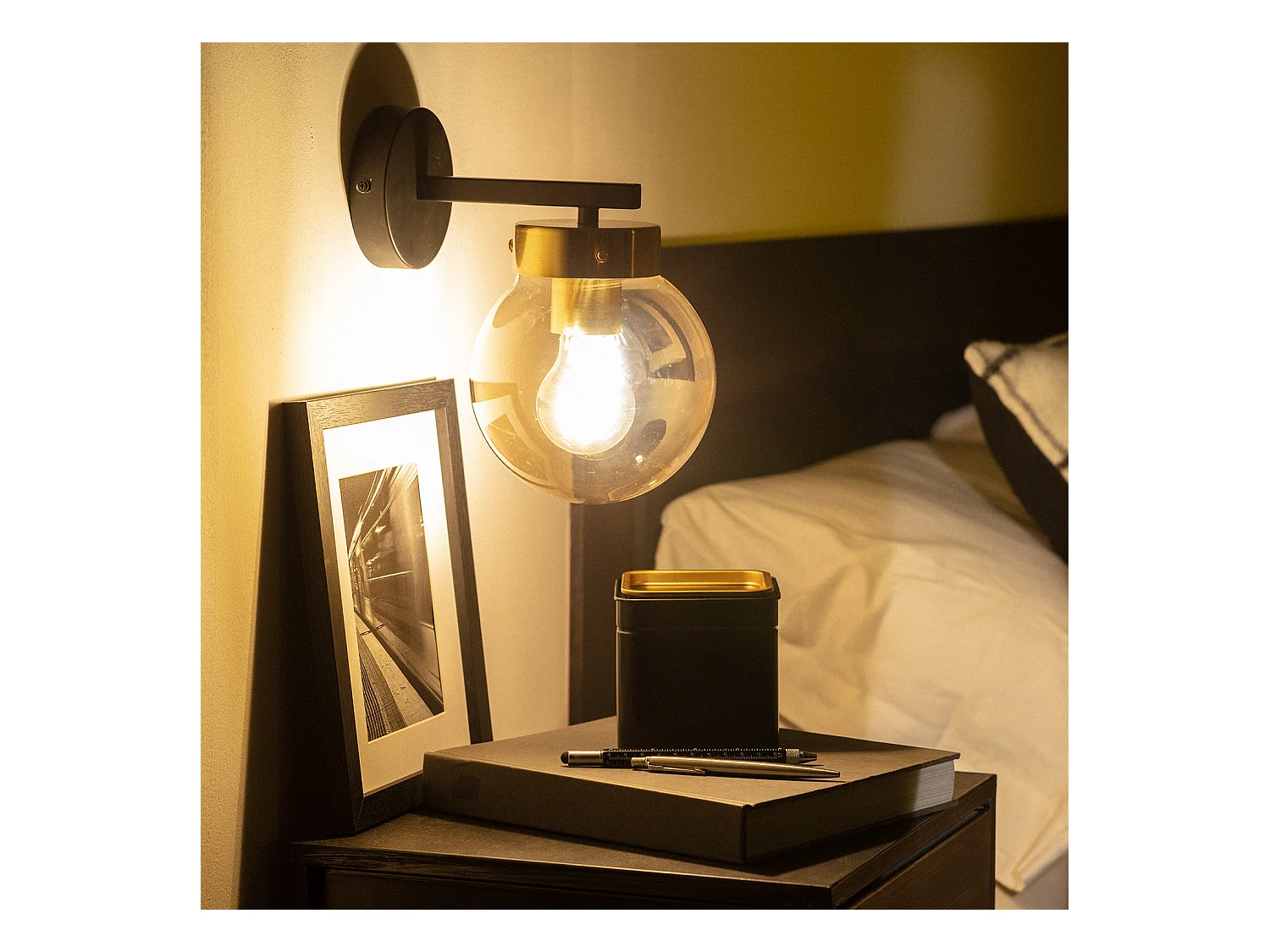 Lámpara de Pared de Metal y Cristal Cawu Negro