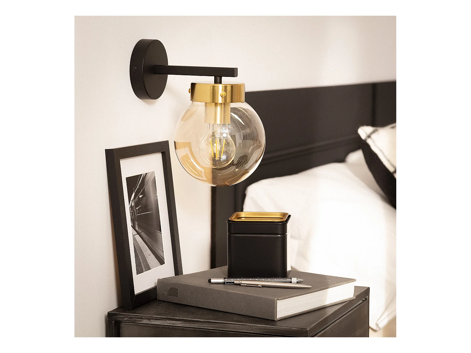 Lámpara de Pared de Metal y Cristal Cawu Negro