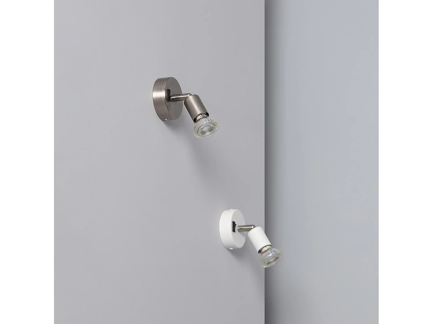 Lámpara de Pared Aluminio Orientable con Interruptor 1 Foco Oasis Plata Plateado