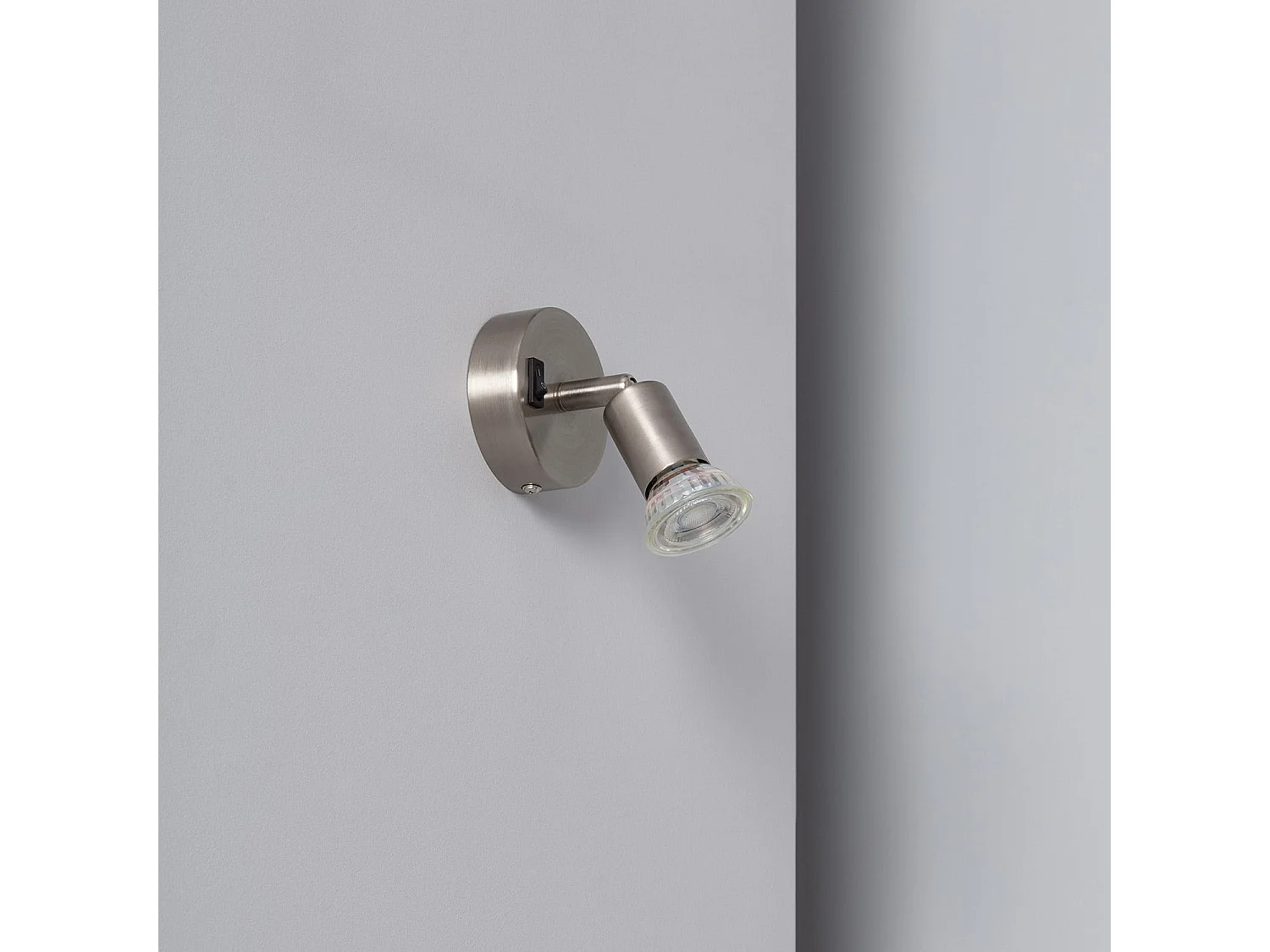Lámpara de Pared Aluminio Orientable con Interruptor 1 Foco Oasis Plata Plateado