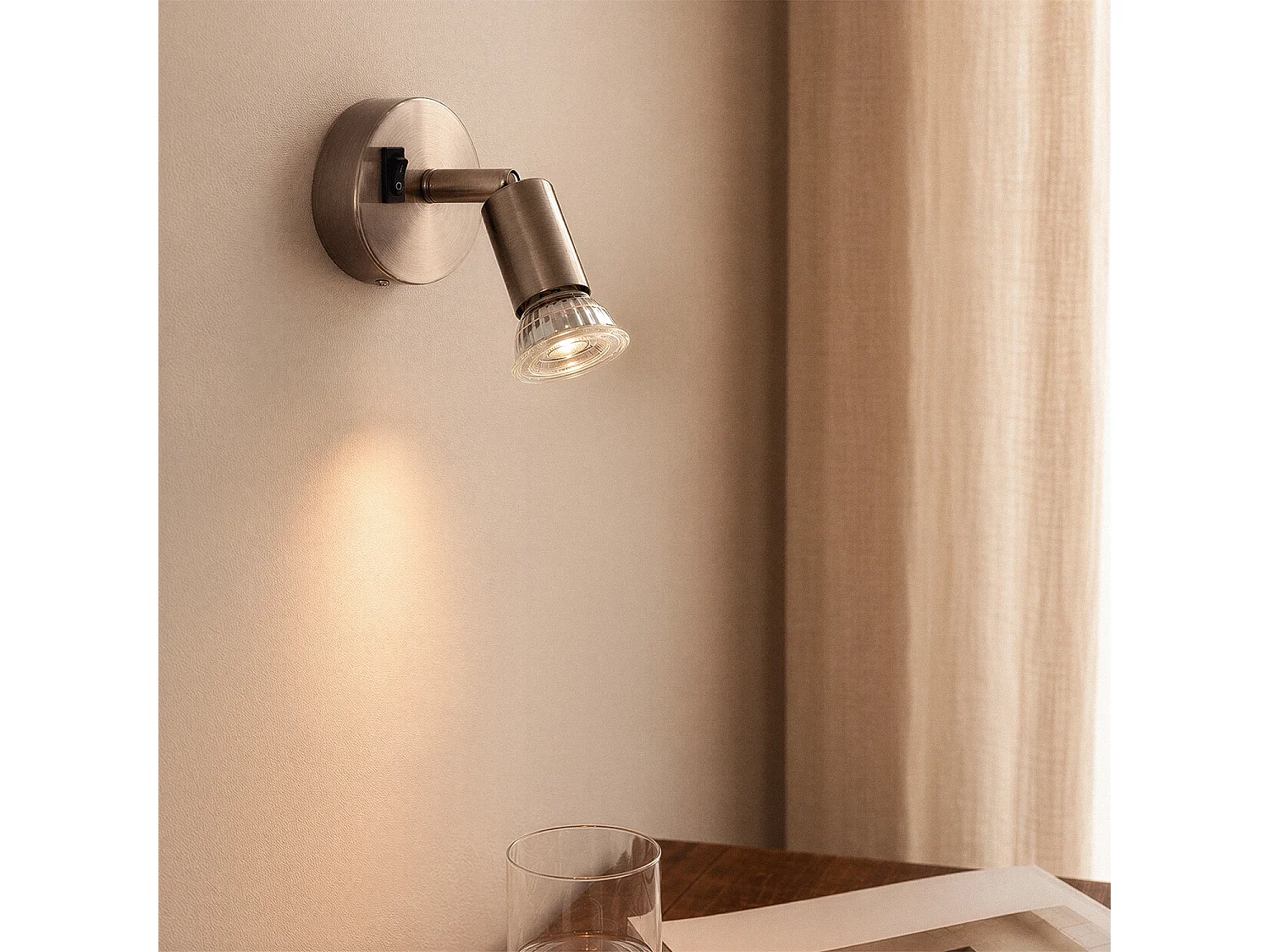 Lámpara de Pared Aluminio Orientable con Interruptor 1 Foco Oasis Plata Plateado