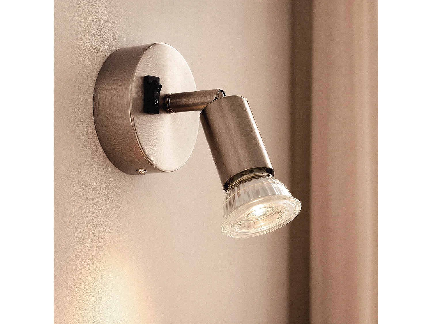 Lámpara de Pared Aluminio Orientable con Interruptor 1 Foco Oasis Plata Plateado