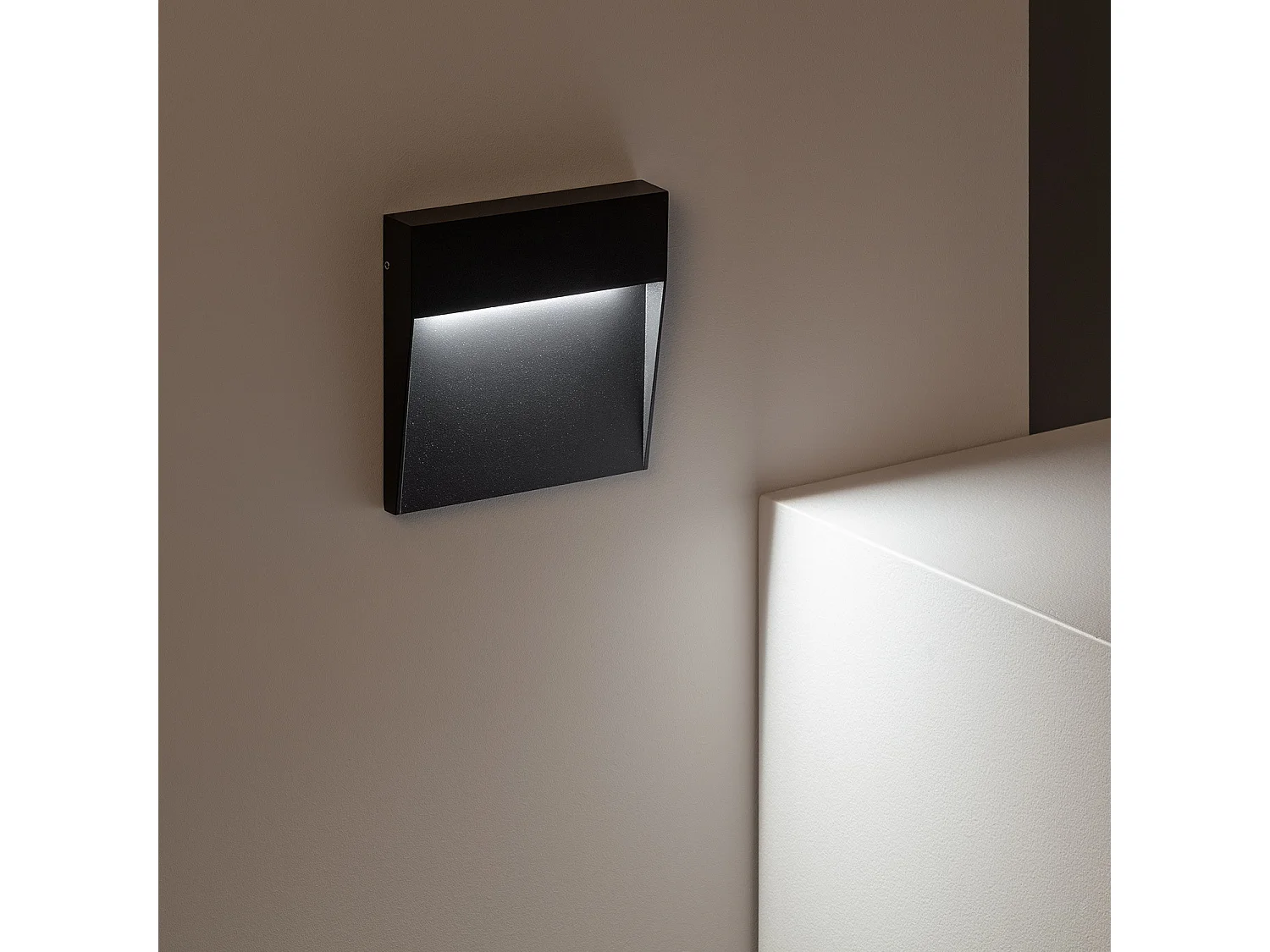 Balise LED Extérieure 6.5W en Saillie au Mur Carrée Jade Noire  Blanc Chaud 2700K