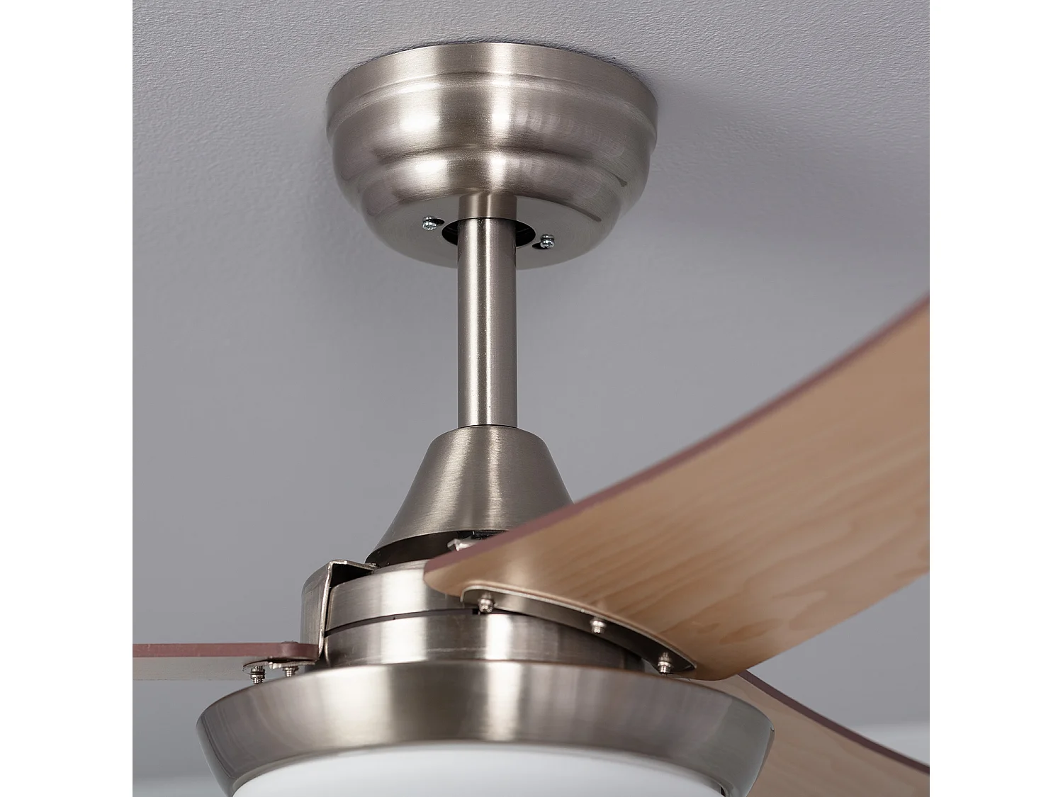 Ventilateur de Plafond Silencieux Neil Bois 107cm Moteur DC Argent CCT , Télécommande RF, Wifi:
