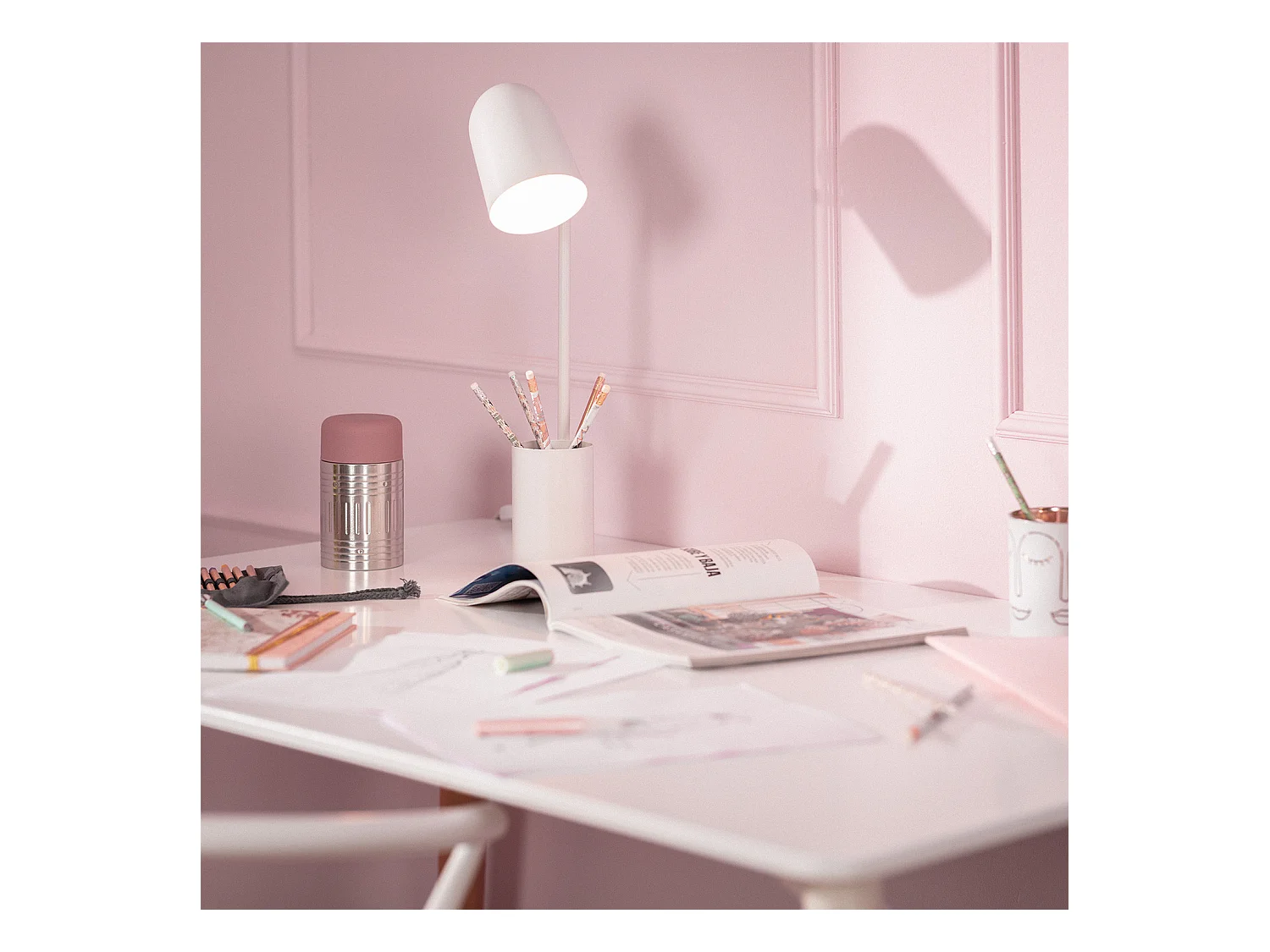 Lámpara Flexo Escritorio de Metal con Portalápices Waal Blanco