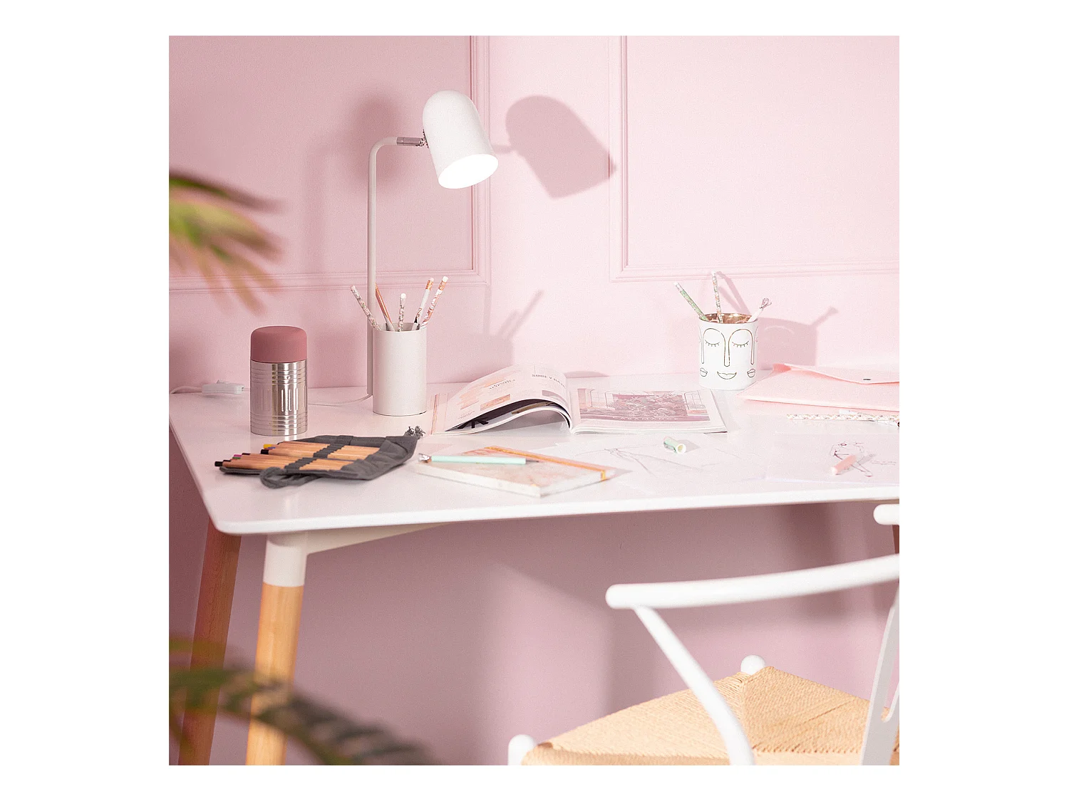 Lámpara Flexo Escritorio de Metal con Portalápices Waal Blanco