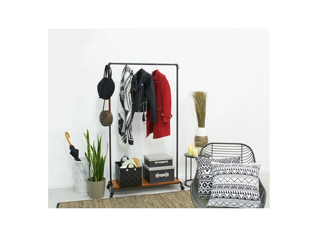 Portant à roulette en métal et bois vieilli