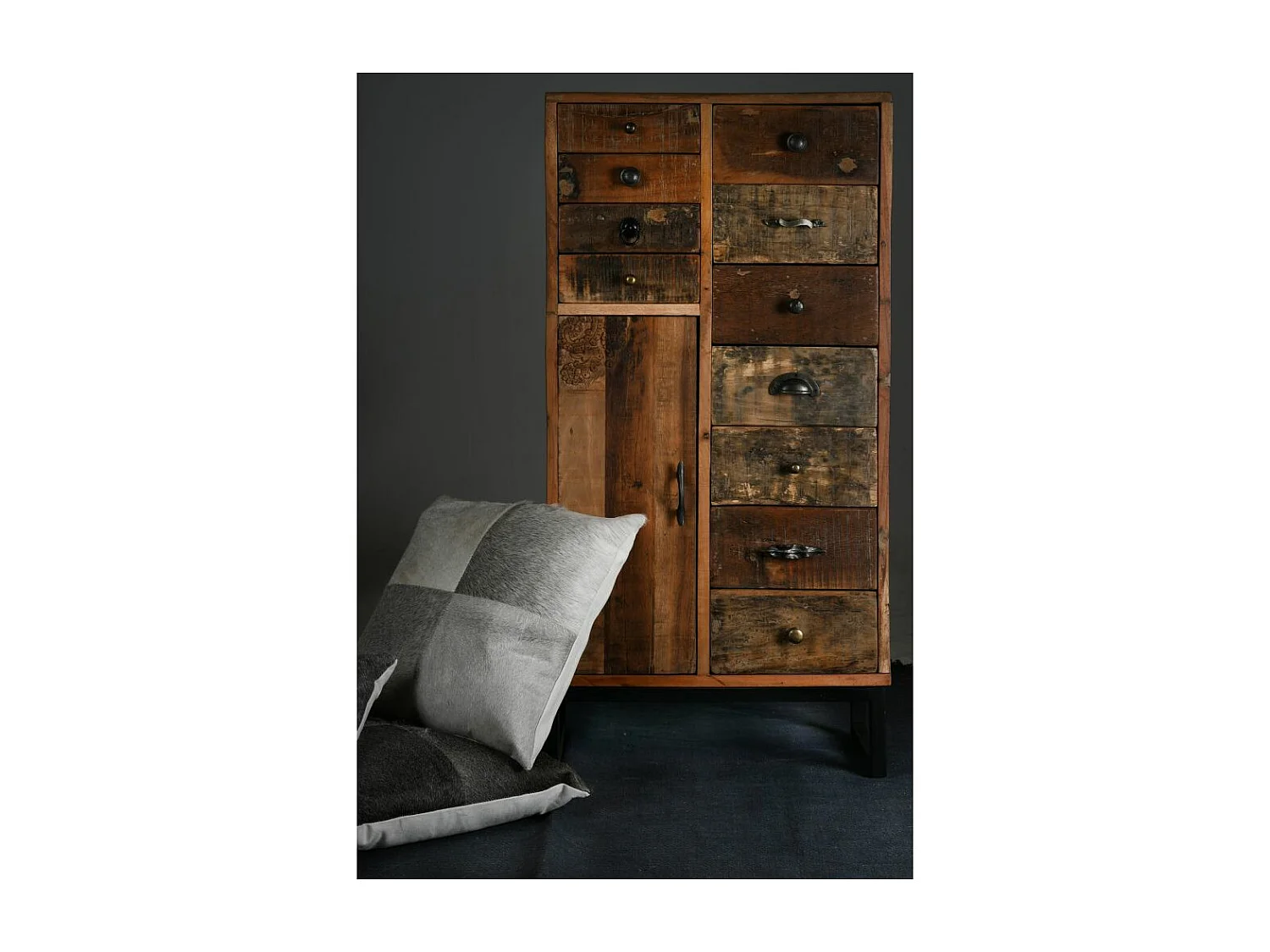 Commode haute en bois recyclé et métal