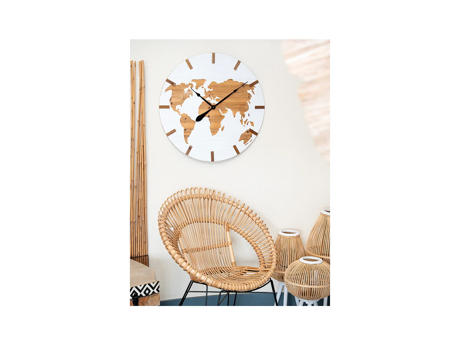 Uhr aus Holz mit Weltkarte Motiv