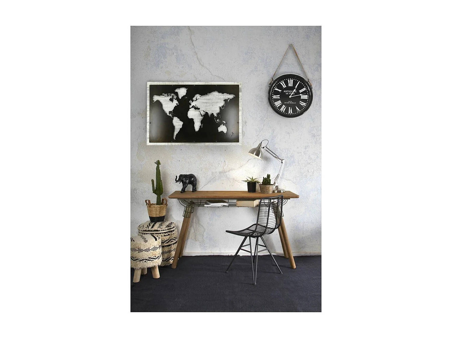 Horloge en métal noir laqué Antiquités de Paris