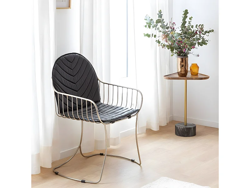 Silla de cuero y metal Heidi con diseño industrial y moderno