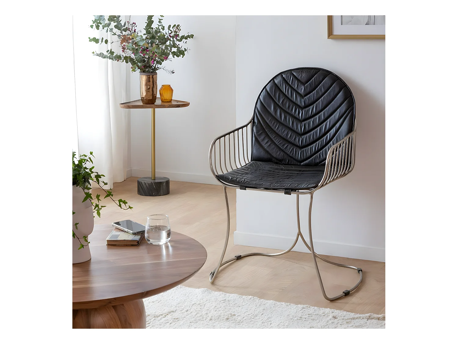 Silla de cuero y metal Heidi con diseño industrial y moderno