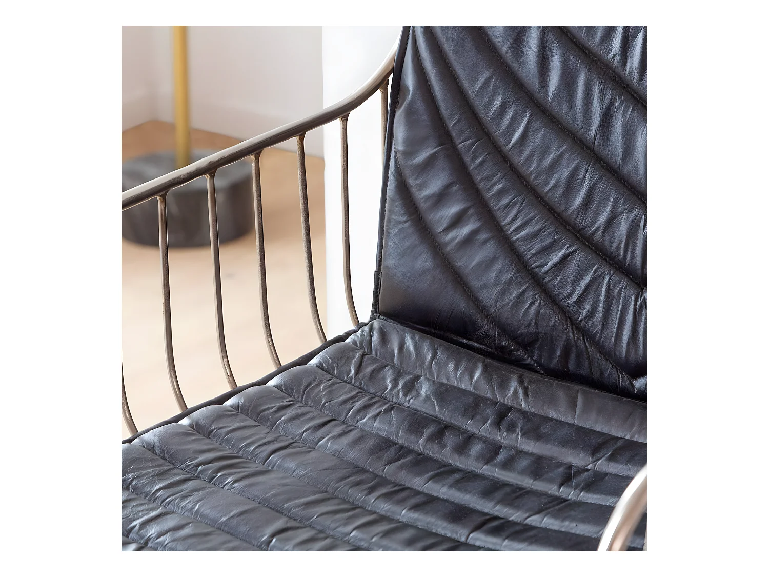 Silla de cuero y metal Heidi con diseño industrial y moderno