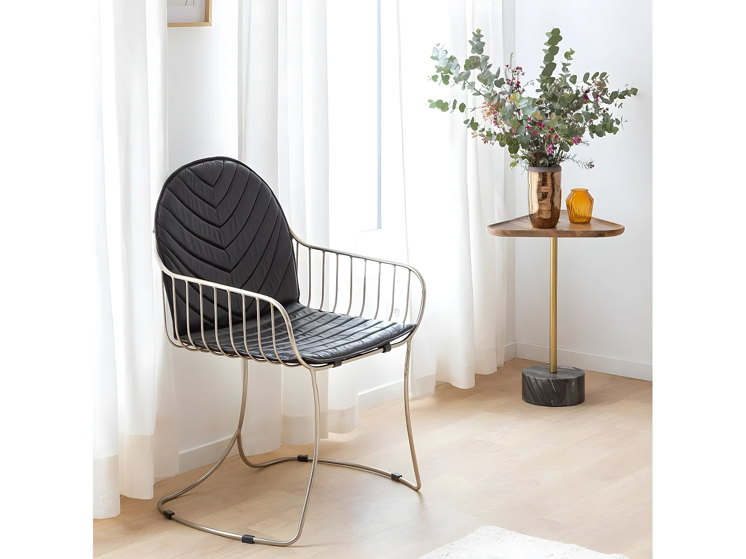 Silla de cuero y metal Heidi con diseño industrial y moderno