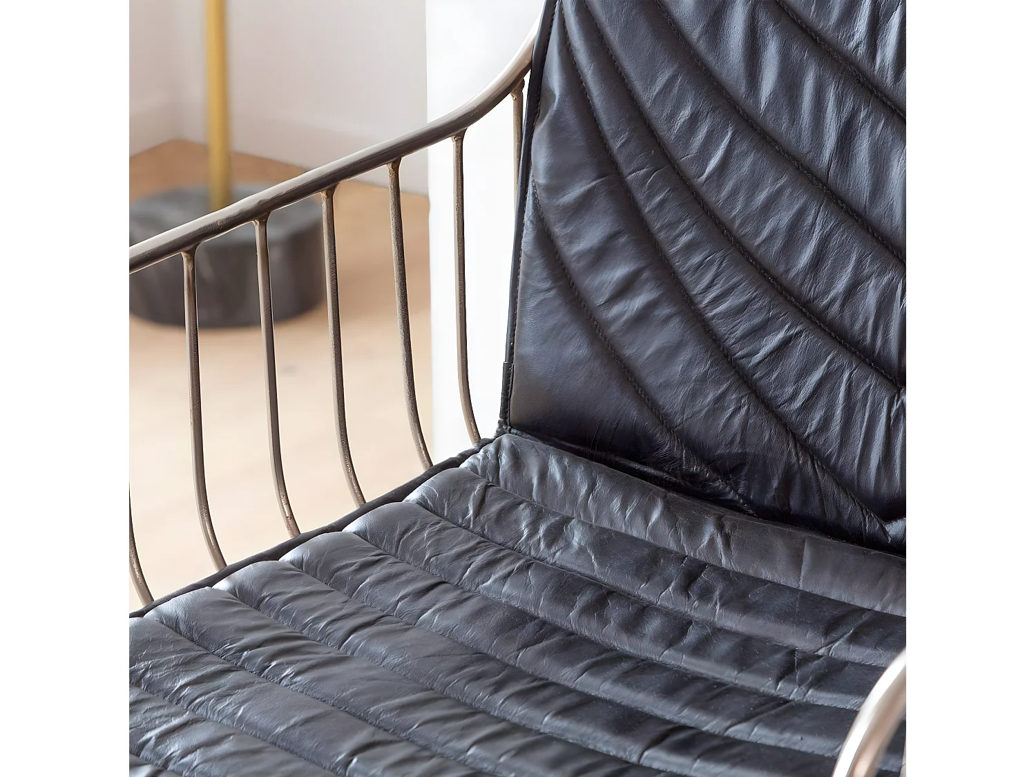 Silla de cuero y metal Heidi con diseño industrial y moderno