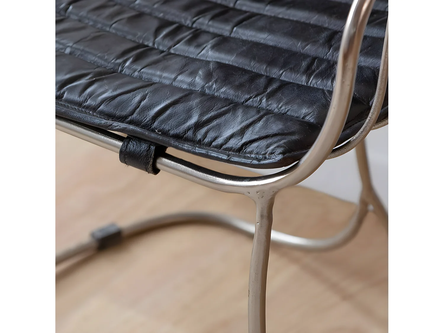 Silla de cuero y metal Heidi con diseño industrial y moderno