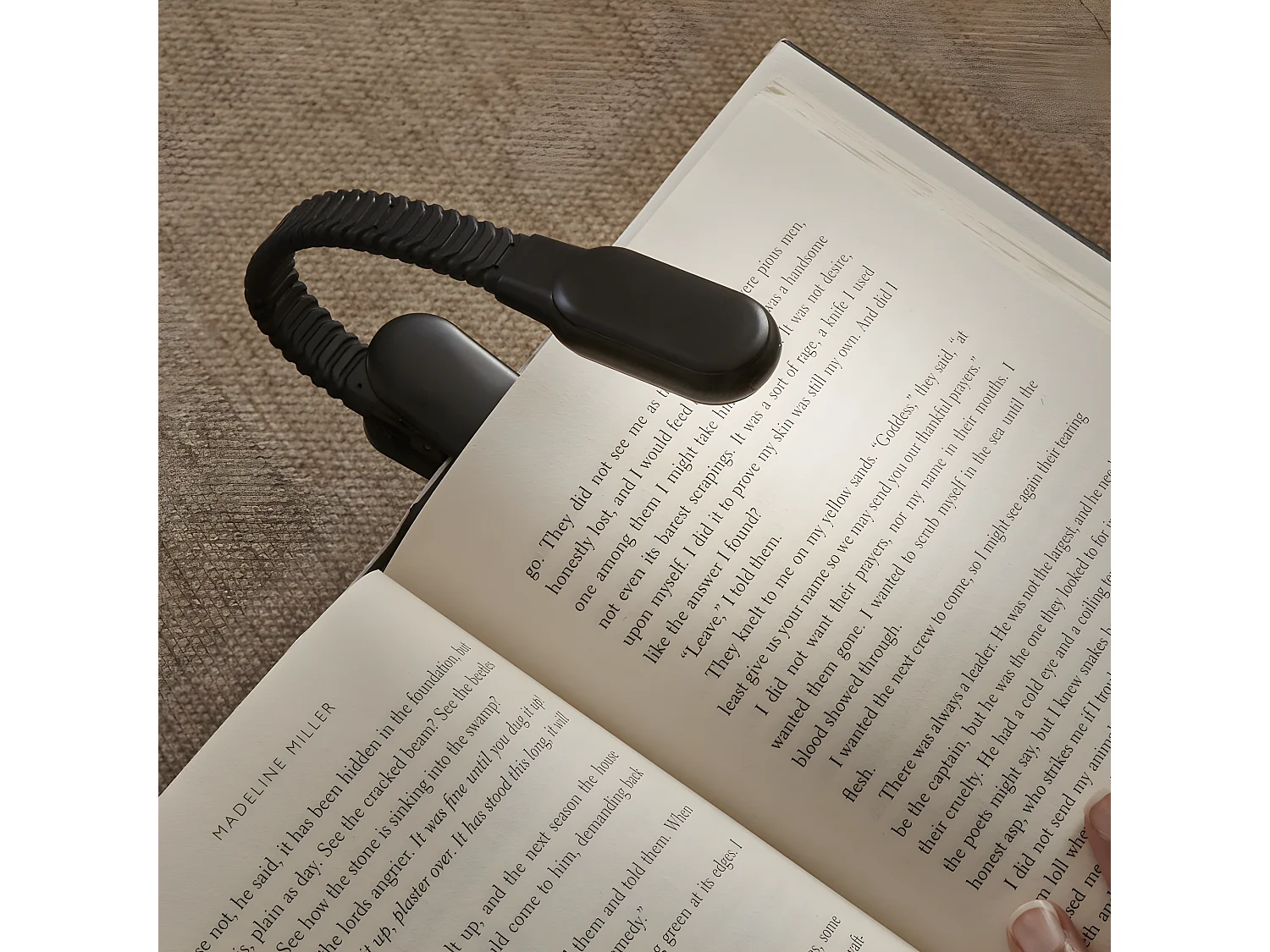 Lampe de lecture flexible Clip book Noir  Kikkerland