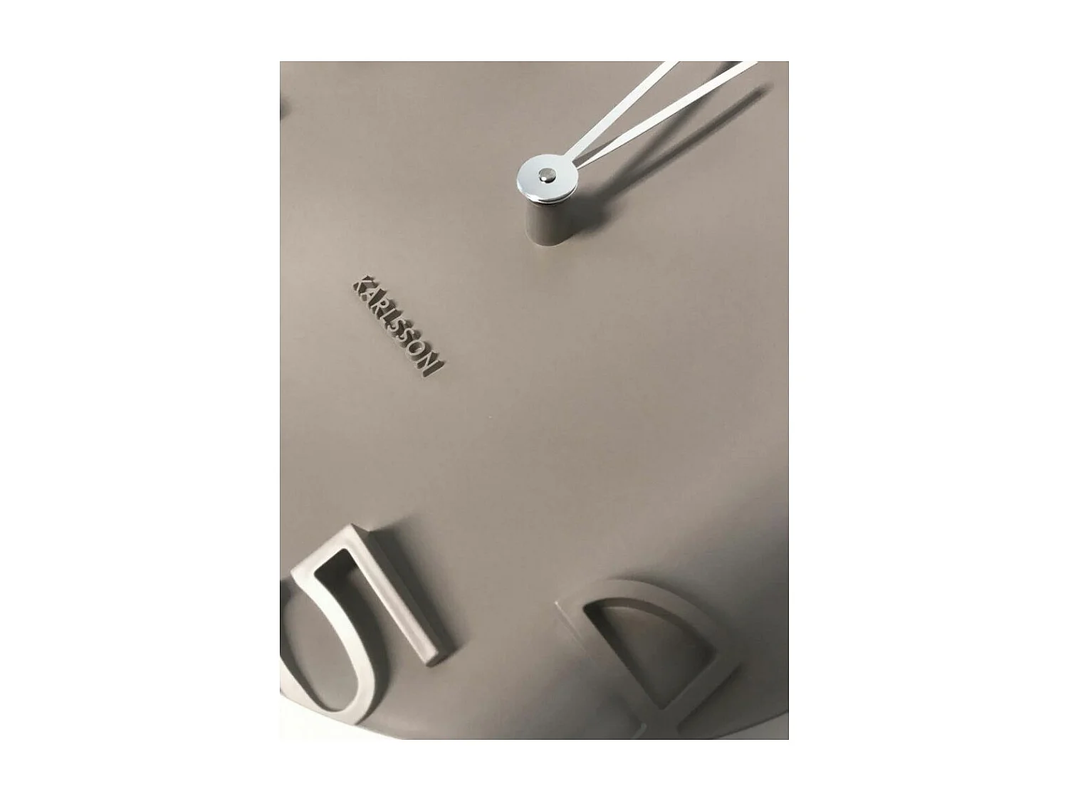 Moderne Wanduhr mit verchromten Zeigern "On the Edge"