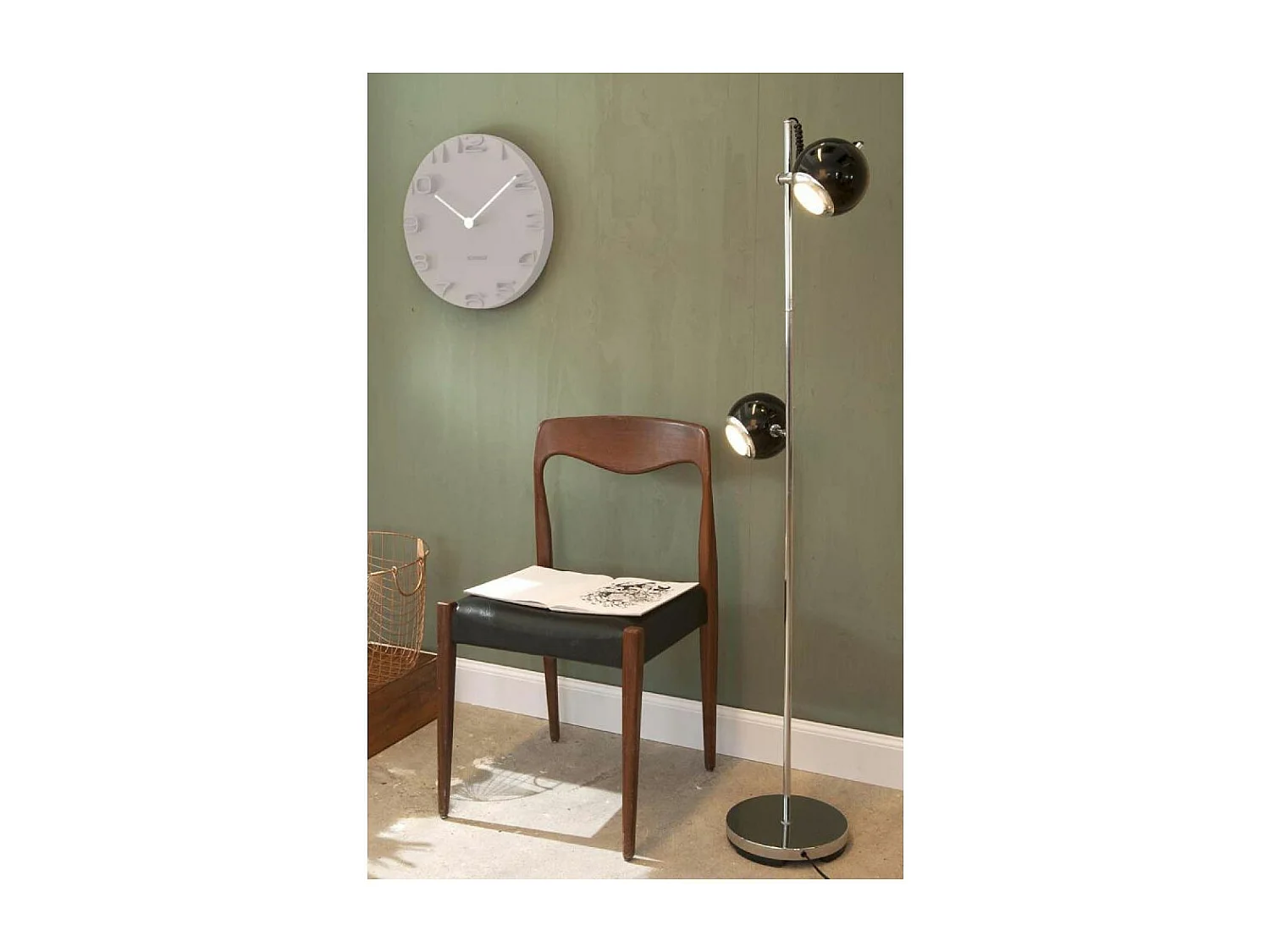 Moderne Wanduhr mit verchromten Zeigern "On the Edge"